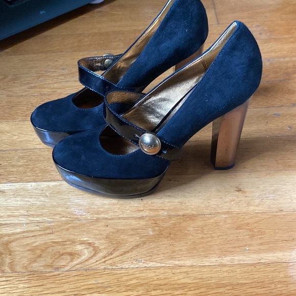 Great condition worn once suede with rose gold heal with about a 5 inch heal - Picture 4 of 6